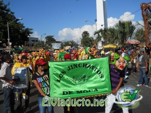 Los Jinchaitos de Moca desfilando en El Desfile Nacional